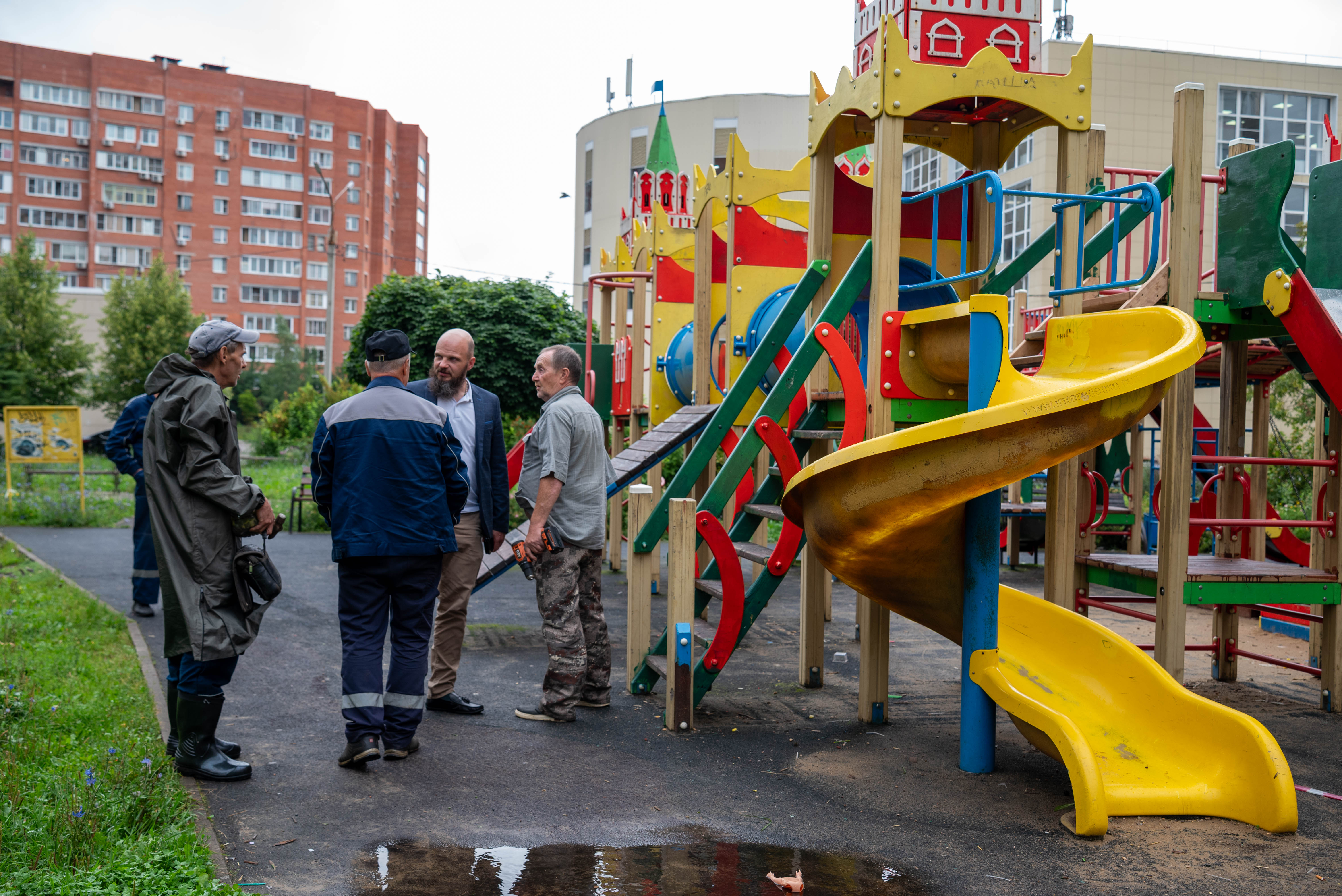 Начальник управления благоустройства, транспорта и дорожного хозяйства городского округа Фрязино Павел Никишкин, в рамках срочная выездной администрации, лично выехал на место, чтобы оценить состояние детской игровой площадки во дворе многоквартирного дома №31 по проспекту Мира