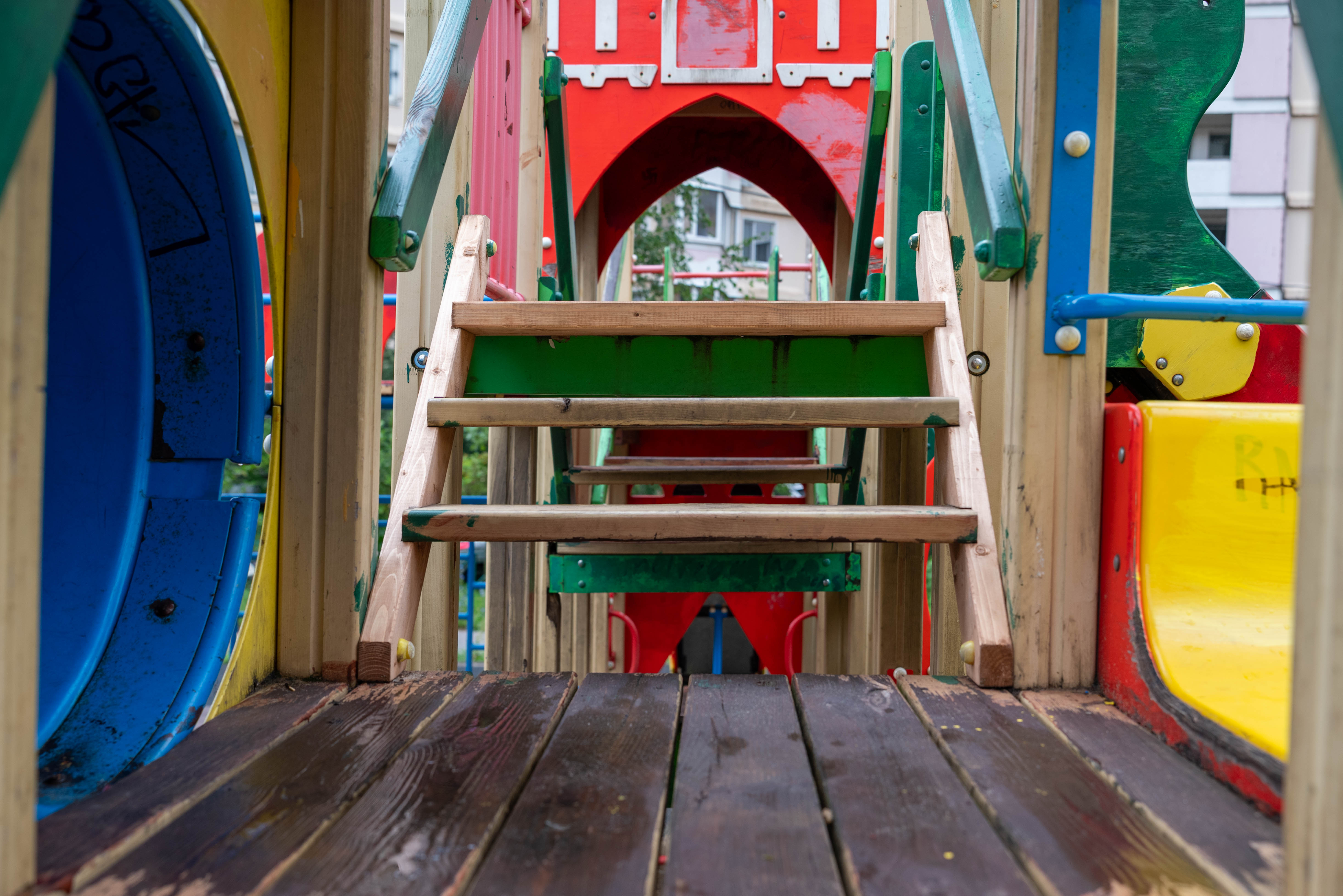 Начальник управления благоустройства, транспорта и дорожного хозяйства городского округа Фрязино Павел Никишкин, в рамках срочная выездной администрации, лично выехал на место, чтобы оценить состояние детской игровой площадки во дворе многоквартирного дома №31 по проспекту Мира