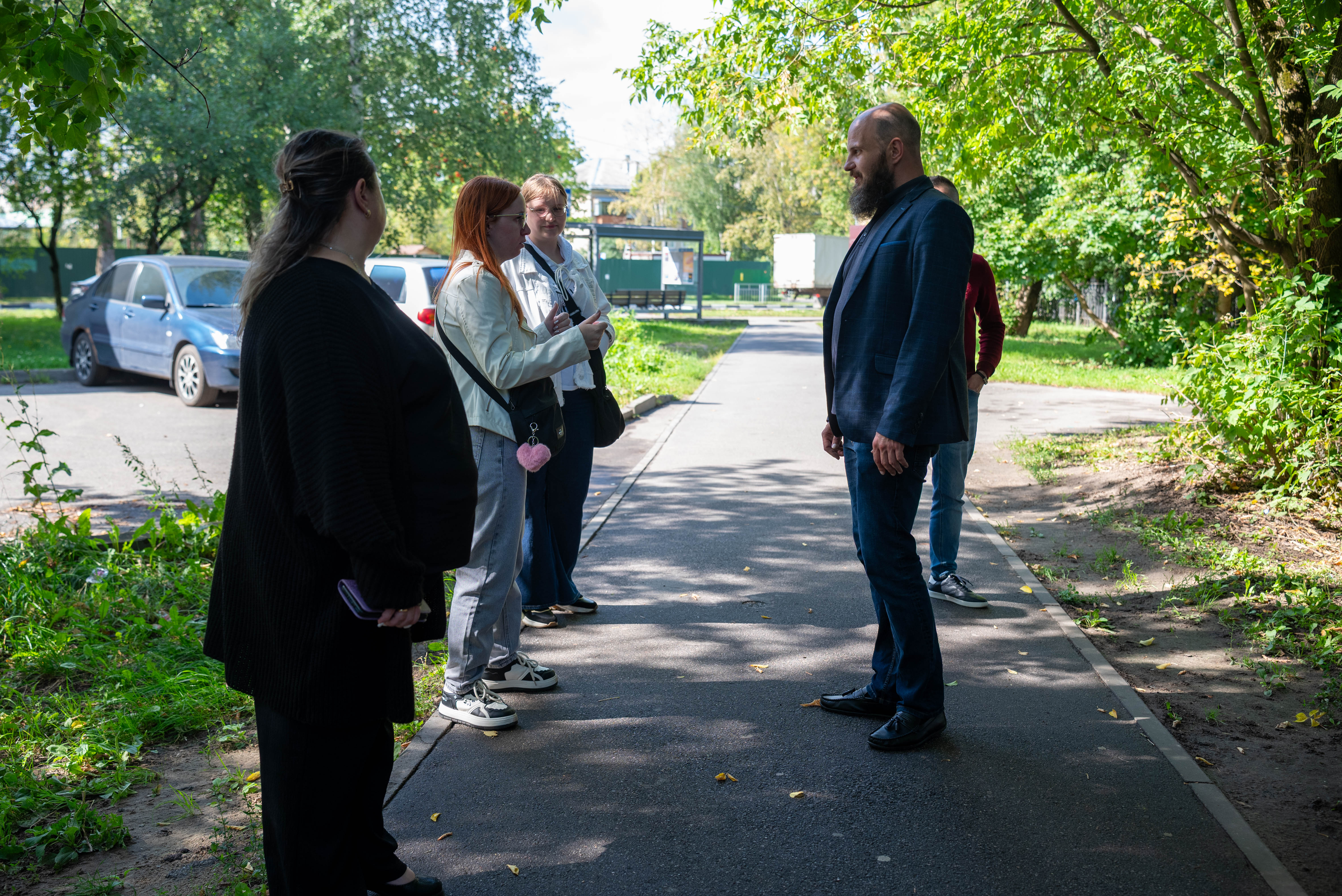 Начальник управления благоустройства, дорожного хозяйства и транспорта Павел Никишкин в рамках обхода территории проверил содержание зеленых насаждений вблии школы №1 у дома №14 по улице Центральной