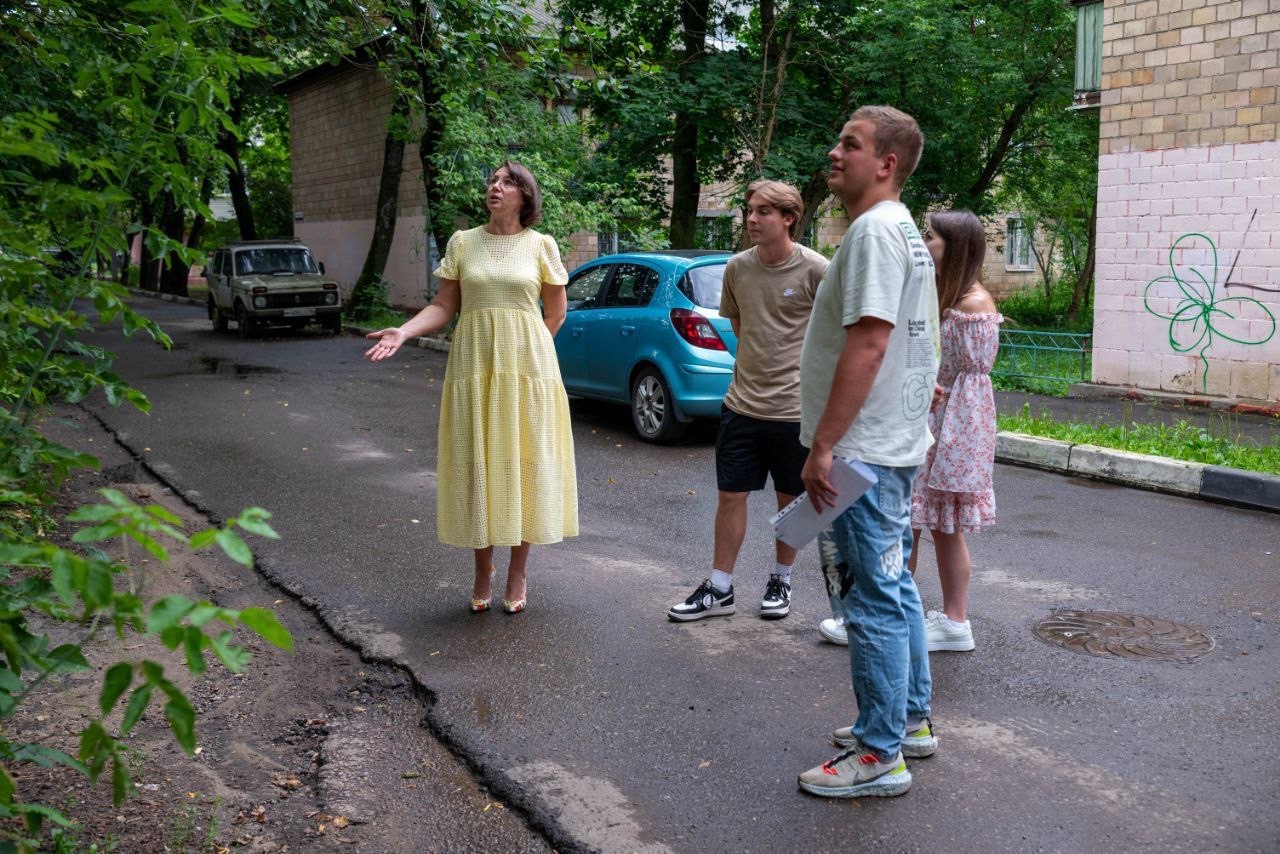 Заместитель главы г.о. Фрязино Юлия Шувалова в ходе планового обхода территории осмотрела зеленую зону между домом №7 по Новому Проезду и зданием городской поликлиники. 