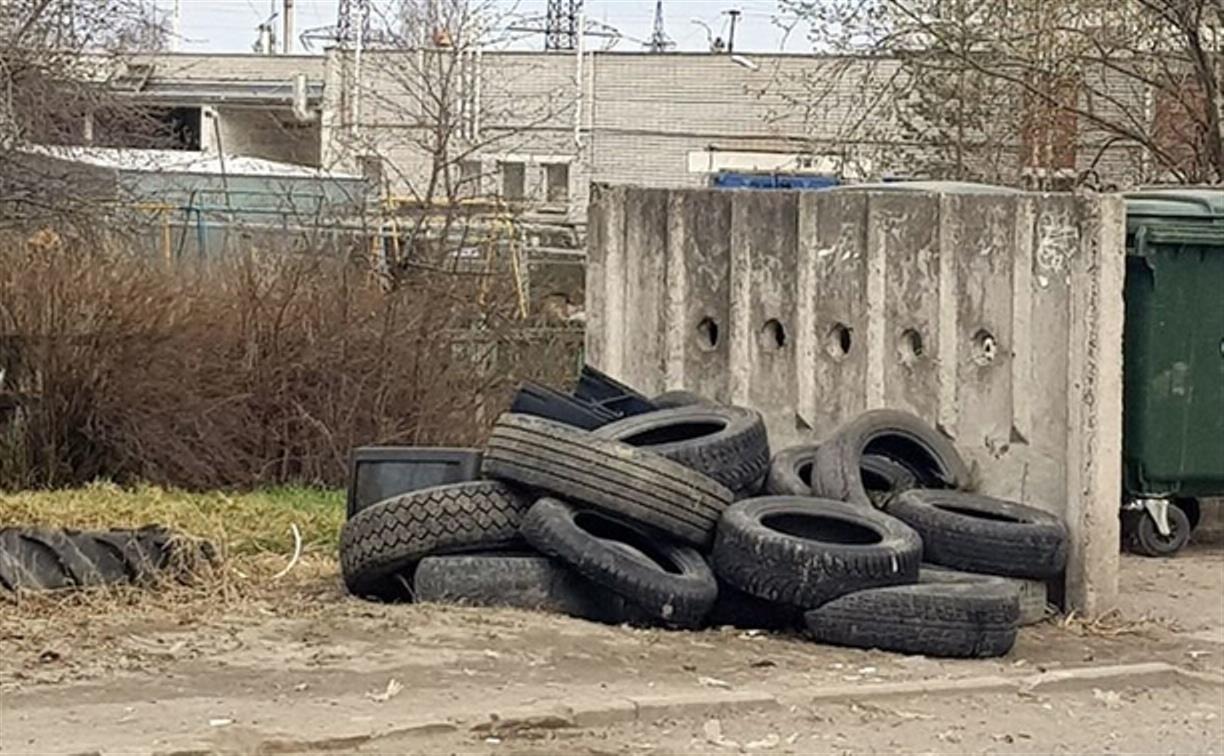 Автомобильные шины запрещено оставлять на контейнерных площадках и захоранивать на полигоне. Это незаконно.