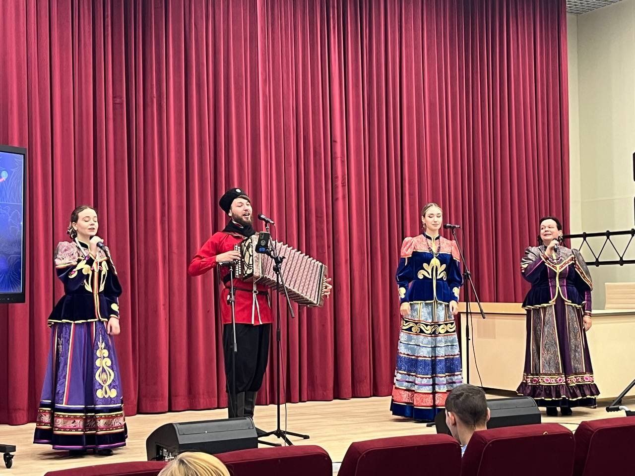 Фрязинский ансамбль казачьей песни «Кладезь» выступил для участников СВО