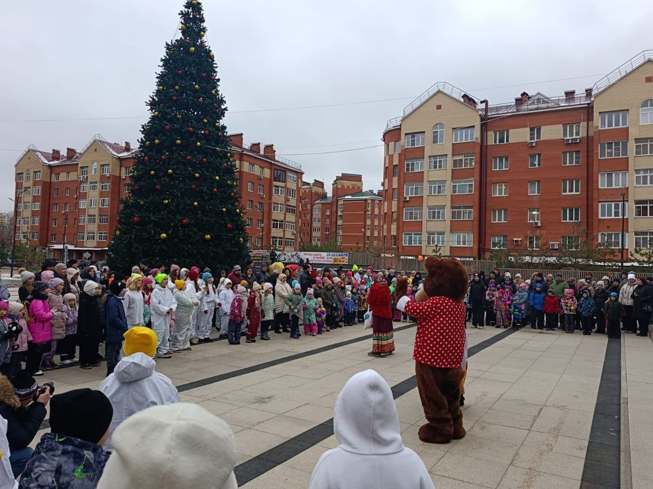 На площади ДК «Исток» весело и ярко прошло открытие новогодней кампании «Зима в Подмосковье»