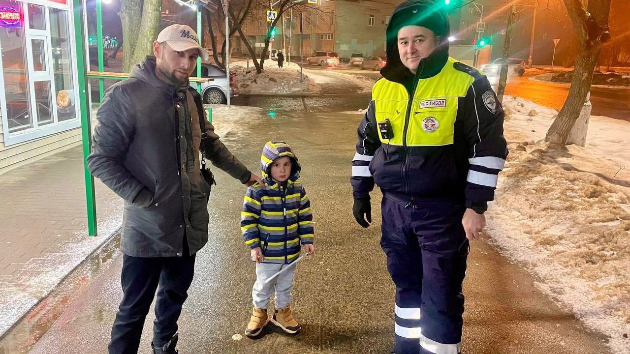 Сотрудники Госавтоинспекции раздают световозвращающие элементы детям и подросткам