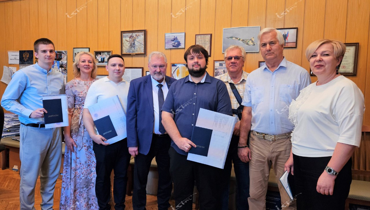 Трое выпускников – сотрудники предприятия Николай Мирющенко, Дмитрий Моисеев и Юрий Филин - завершили обучение по направлению подготовки 11.06.01 Электроника, радиотехника и системы связи