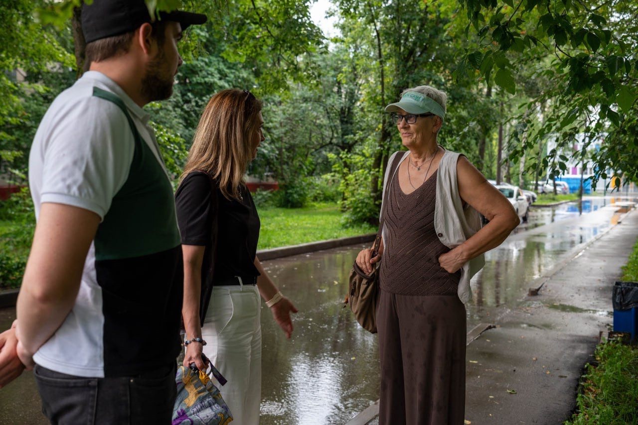 Заместитель главы городского округа Фрязино Виктория Оганезова в рамках обхода территории проверила содержание пешеходных дорожек возле домов 2А и 8А на улице Центральной.