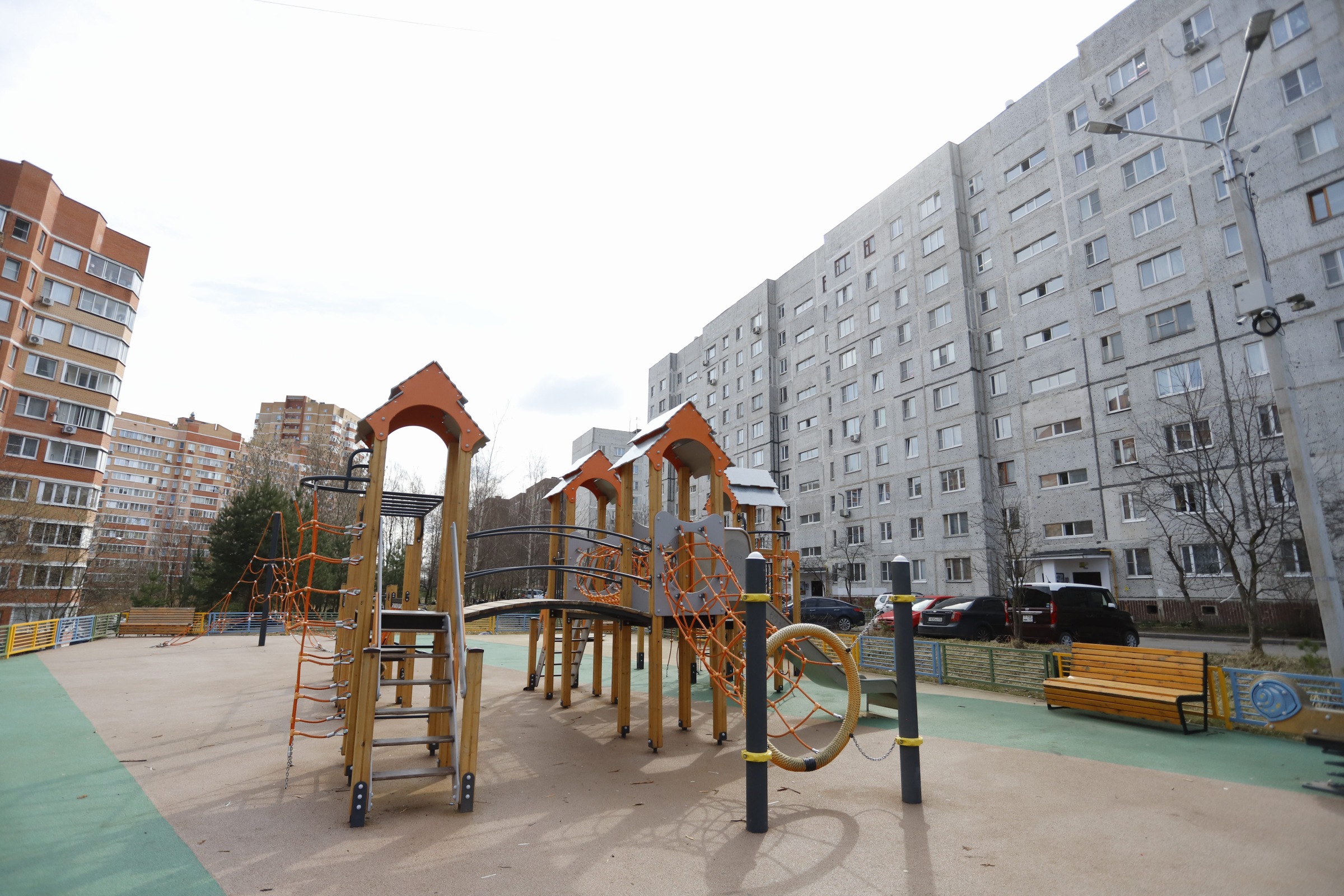 Начальник управления благоустройства, дорожного хозяйства и транспорта администрации городского округа Фрязино Павел Никишкин провел обход дворовых территорий домов номер 23, 25 и 25А, расположенных по улице Полевой.