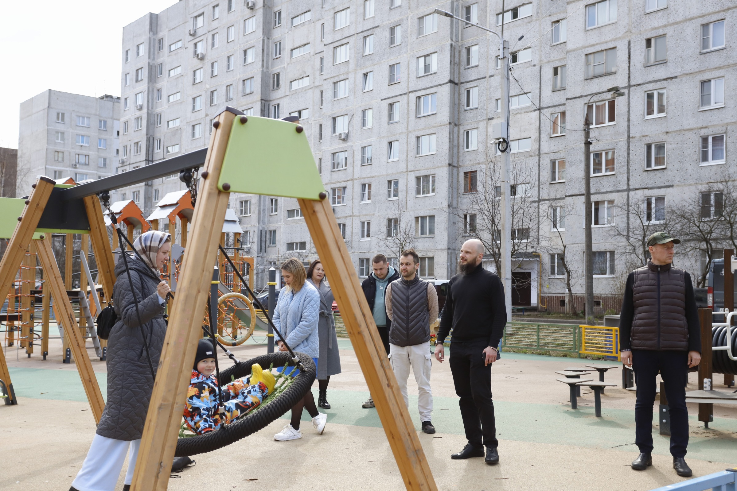 Начальник управления благоустройства, дорожного хозяйства и транспорта администрации городского округа Фрязино Павел Никишкин провел обход дворовых территорий домов номер 23, 25 и 25А, расположенных по улице Полевой.