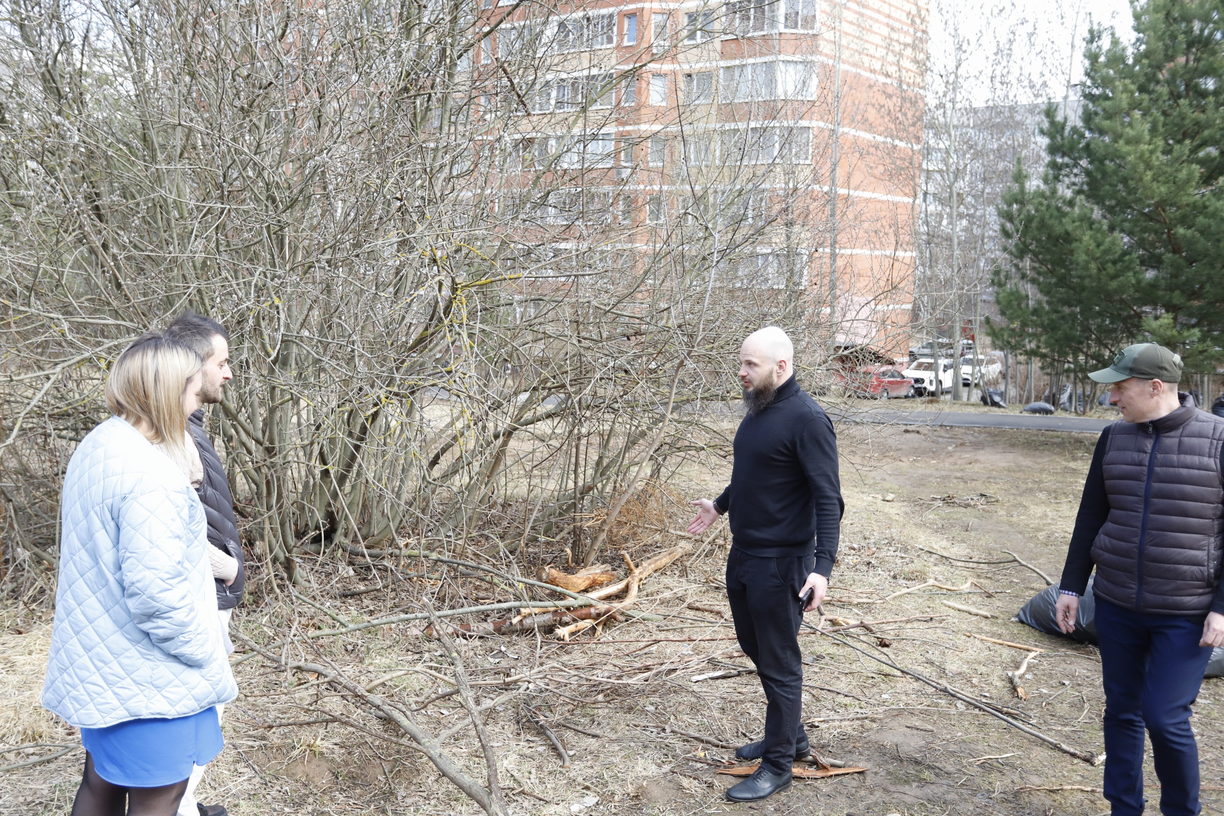 Начальник управления благоустройства, дорожного хозяйства и транспорта администрации городского округа Фрязино Павел Никишкин провел обход дворовых территорий домов номер 23, 25 и 25А, расположенных по улице Полевой.