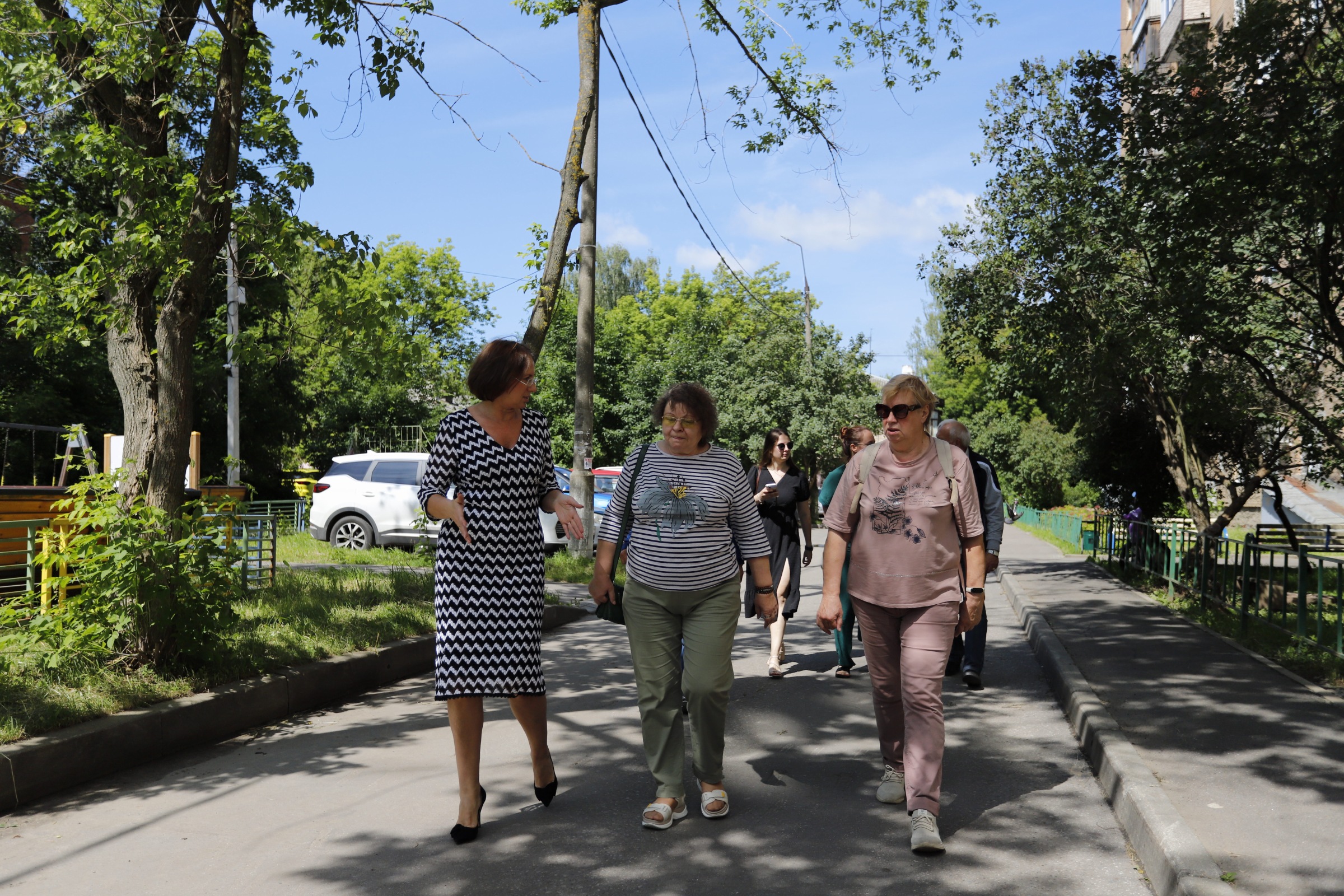 Заместитель главы городского округа Фрязино Юлия Шувалова провела плановый обход территории и проверку состояния дома №13 по проспекту Мира