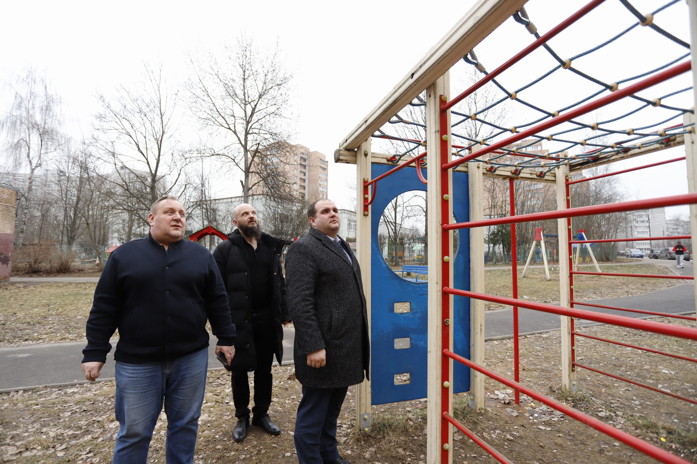 Заместитель главы городского округа Фрязино Артем Вольчак в рамках традиционных обходов территорий встретился с жителями дома 15 по улице Полевой и близлежащего квартала. 