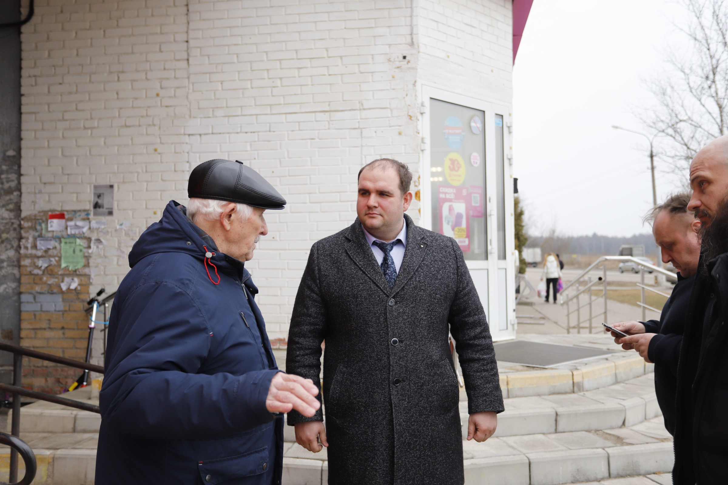 Заместитель главы городского округа Фрязино Артем Вольчак в рамках традиционных обходов территорий встретился с жителями дома 15 по улице Полевой и близлежащего квартала. 