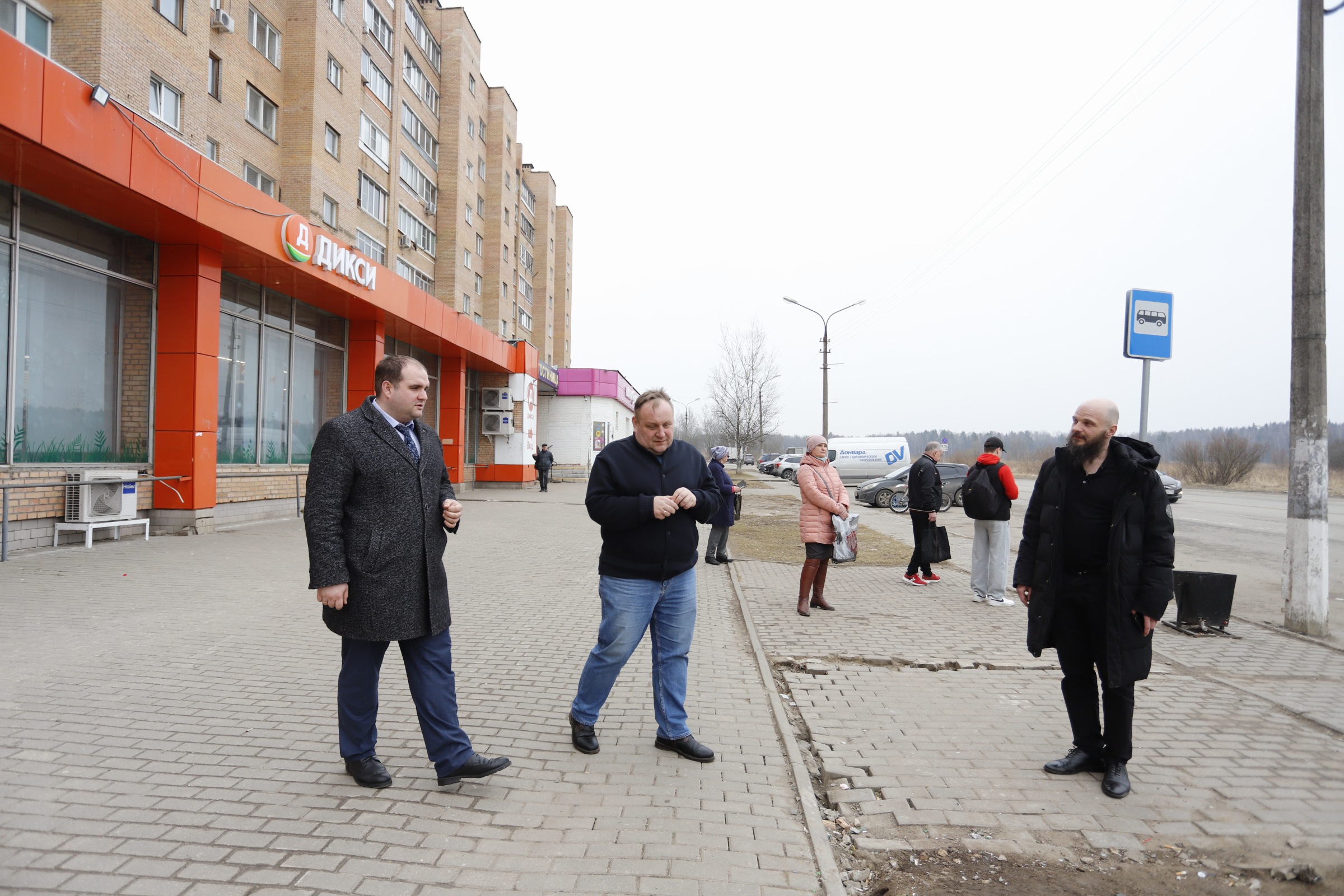 Заместитель главы городского округа Фрязино Артем Вольчак в рамках традиционных обходов территорий встретился с жителями дома 15 по улице Полевой и близлежащего квартала. 