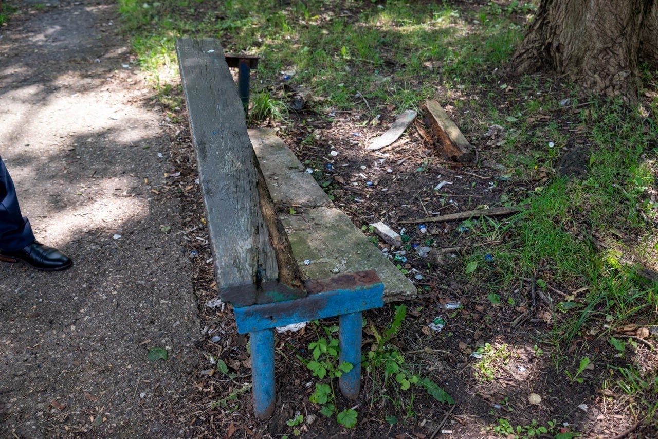 Заместитель главы городского округа Фрязино Антон Тропин в рамках обхода закреплённой территории проверил состояние лавочки на улице Полевой, дом 10.