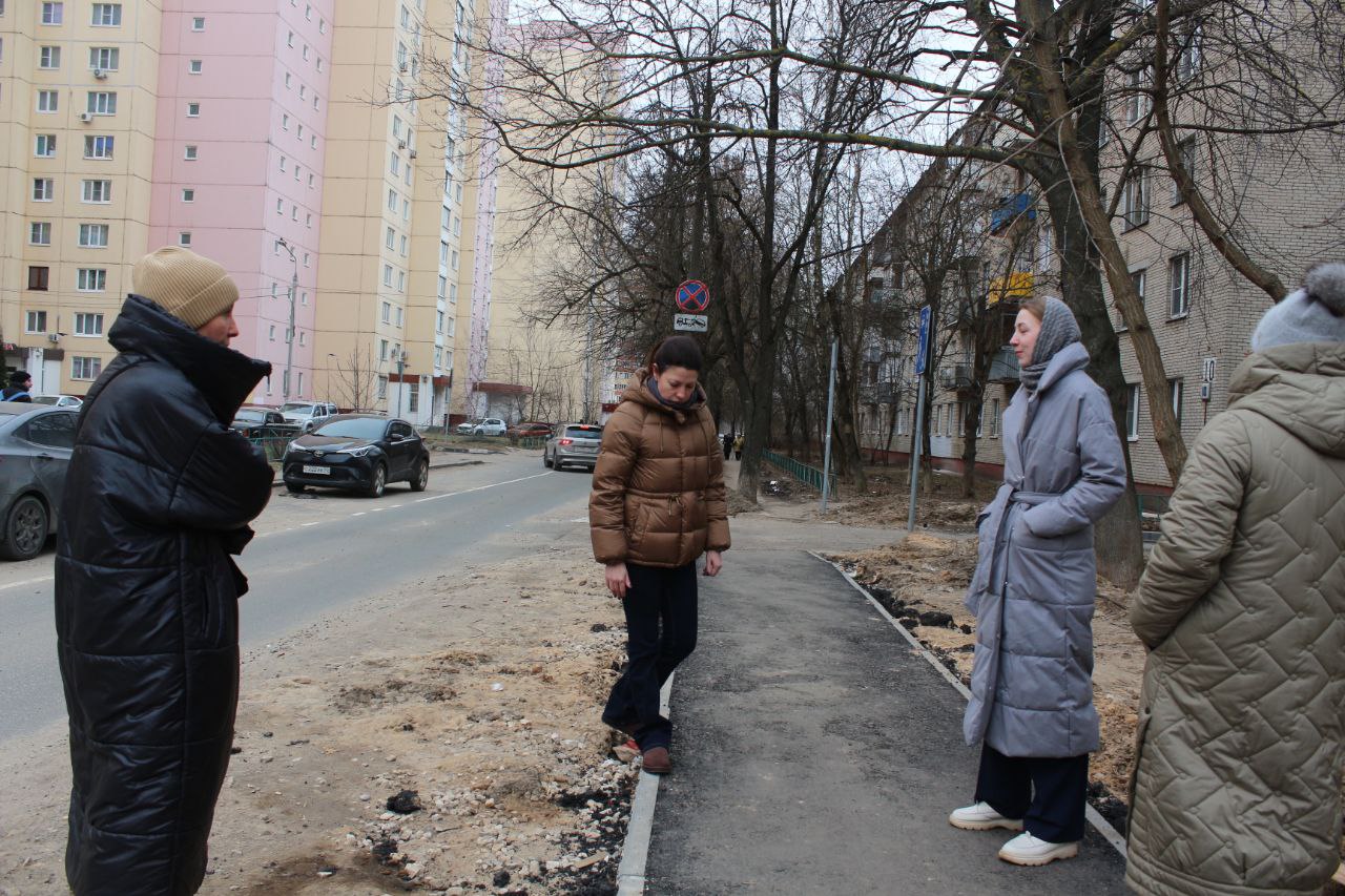 Заместитель главы городского округа Фрязино Наталья Силаева, в рамках обходов закрепленной территории, встретилась с жителями дома №8 по улице Попова.