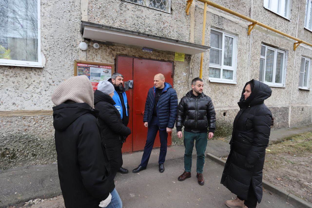 Антон Тропин, заместитель главы городского округа Фрязино, совместно с депутатом городского совета Сергеем Заком сегодня провел встречу с жителями дома номер 2 по проспекту Мира