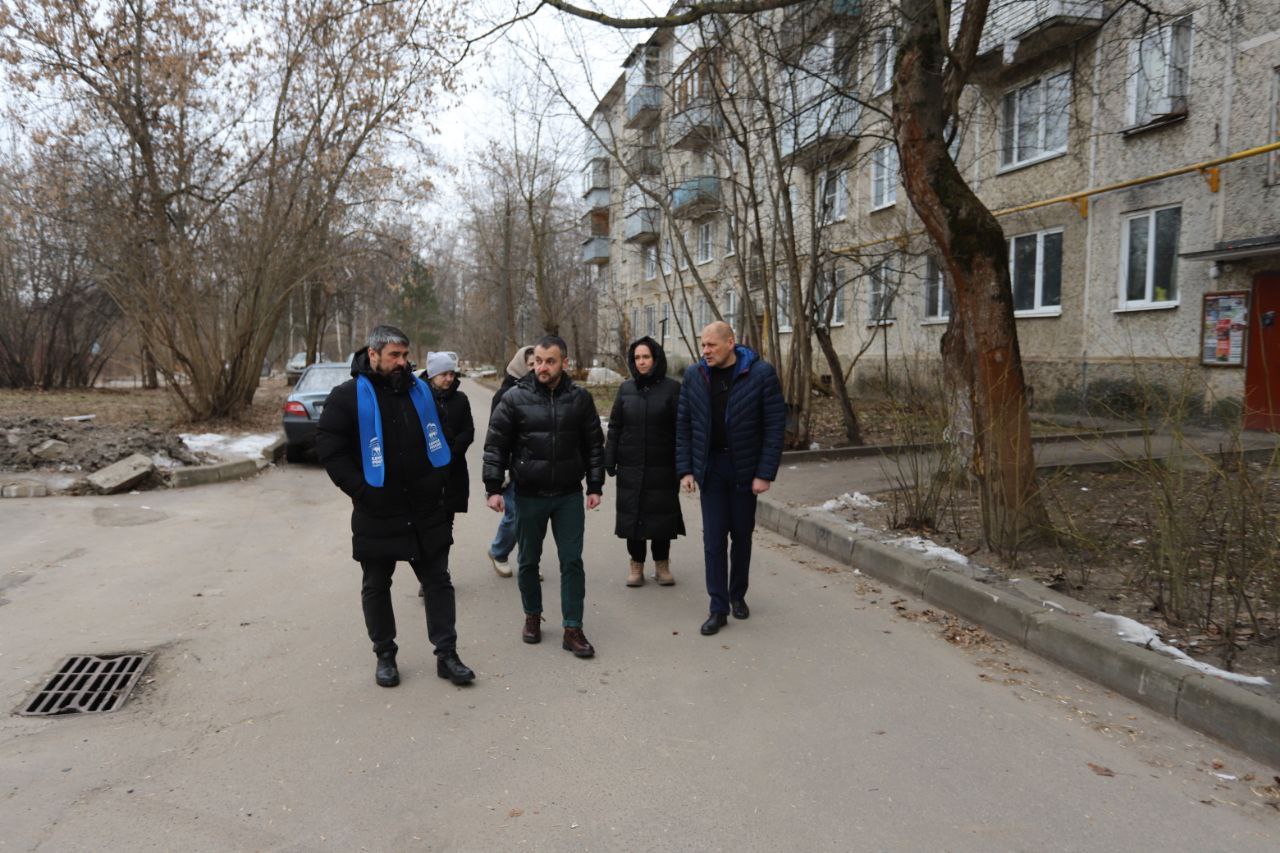 Антон Тропин, заместитель главы городского округа Фрязино, совместно с депутатом городского совета Сергеем Заком сегодня провел встречу с жителями дома номер 2 по проспекту Мира