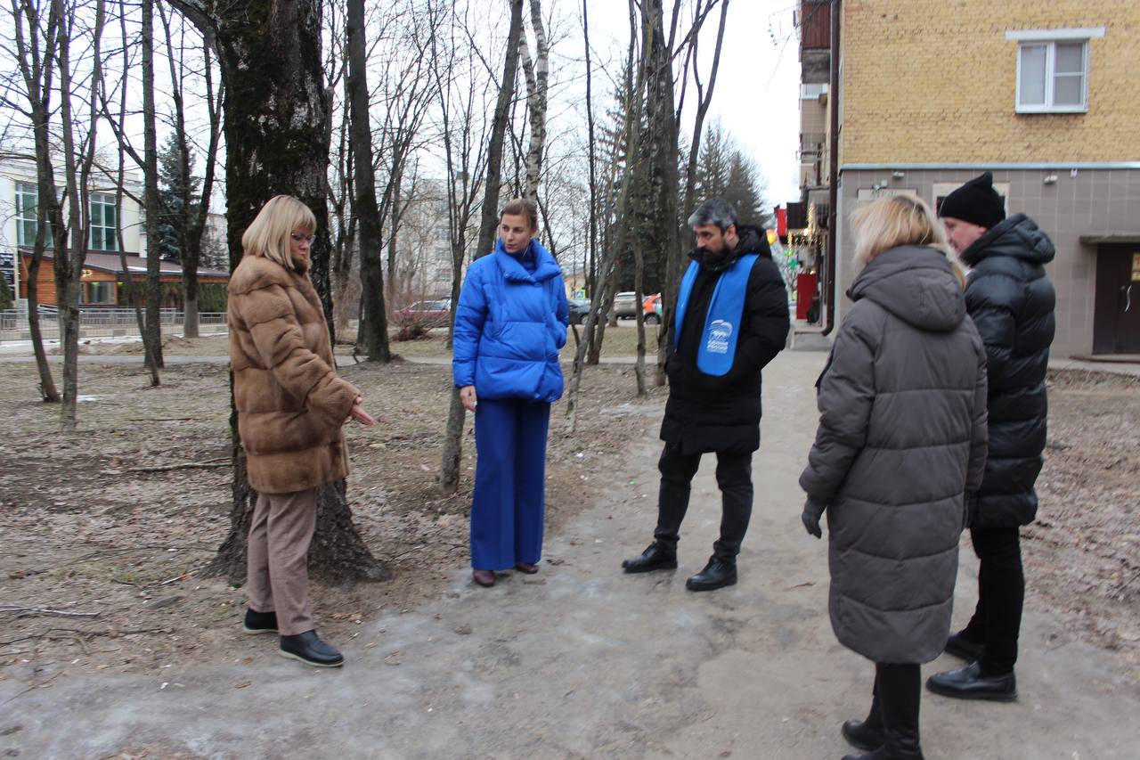 Заместитель главы городского округа Фрязино Наталия Князева в рамках обхода закреплённой территории провела встречу с жителями дома номер 15 по улице Вокзальной.