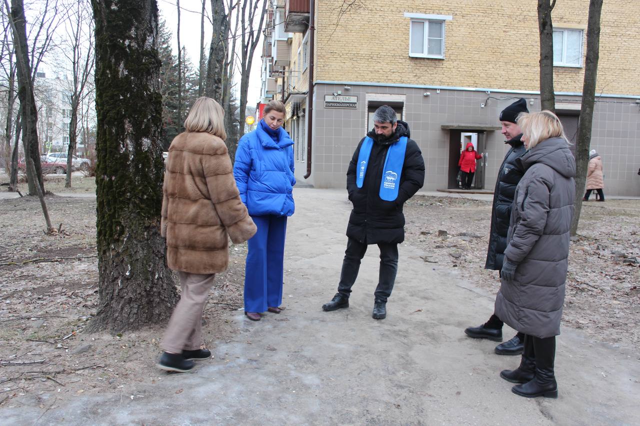 Заместитель главы городского округа Фрязино Наталия Князева в рамках обхода закреплённой территории провела встречу с жителями дома номер 15 по улице Вокзальной.