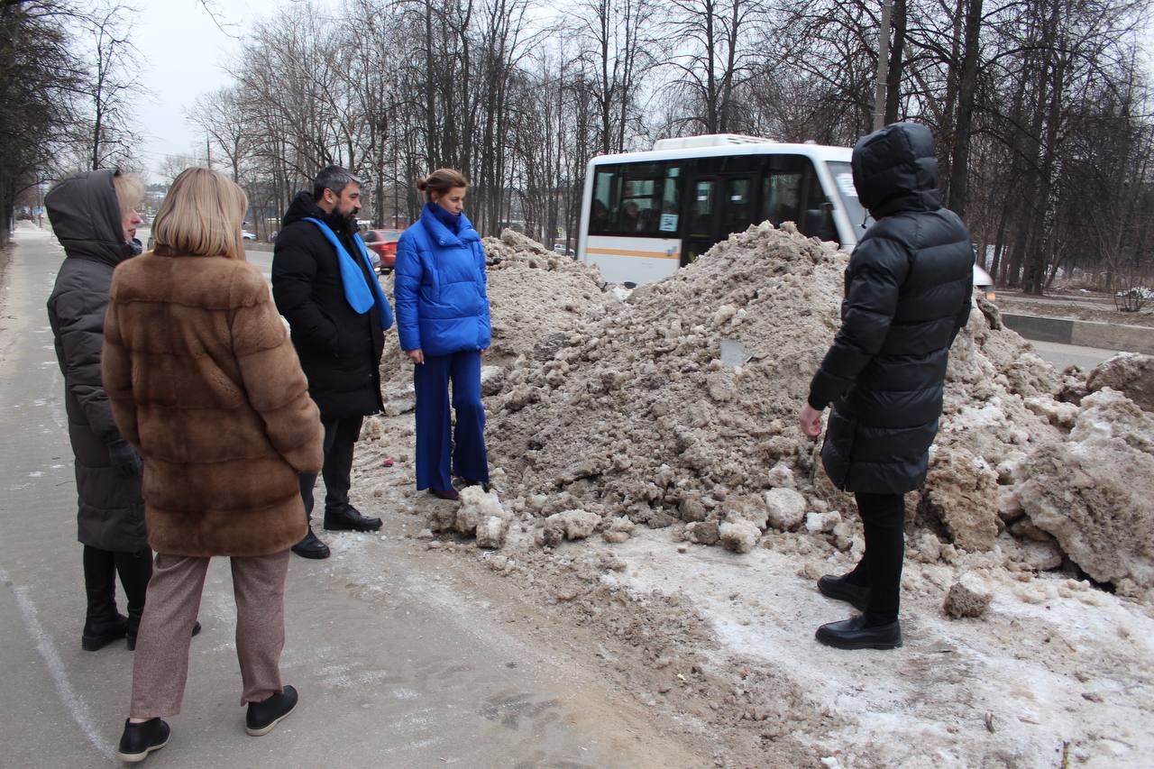 Заместитель главы городского округа Фрязино Наталия Князева в рамках обхода закреплённой территории провела встречу с жителями дома номер 15 по улице Вокзальной.