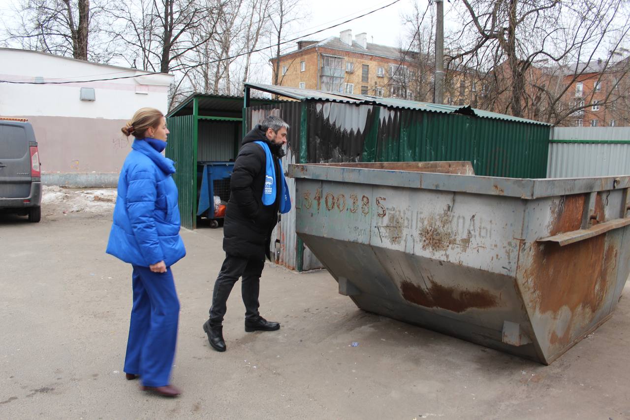 Заместитель главы городского округа Фрязино Наталия Князева в рамках обхода закреплённой территории провела встречу с жителями дома номер 15 по улице Вокзальной.