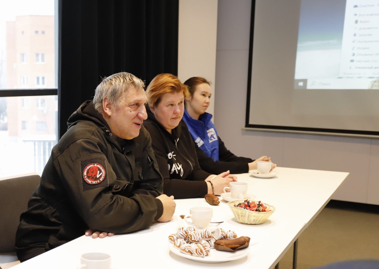 Совместно с руководителем фракции &laquo;Единая Россия&raquo; в Совете депутатов Александрой Киреевой и директором ООО &laquo;Ф-МоторСпорт&raquo; Эдуардом Мымриным пообщался с нашими бойцами, которые сейчас по разным причинам находятся в городе.