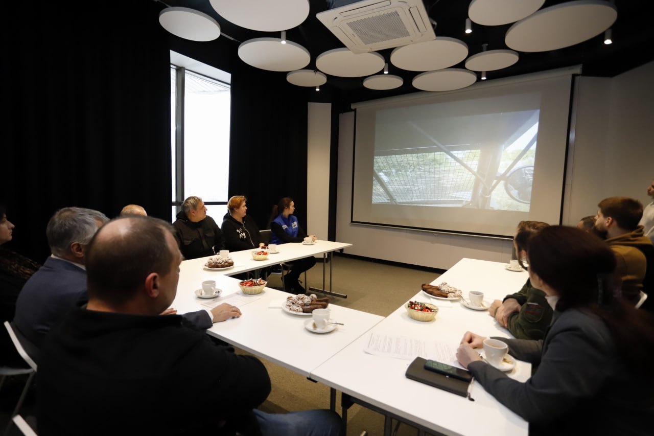 Совместно с руководителем фракции &laquo;Единая Россия&raquo; в Совете депутатов Александрой Киреевой и директором ООО &laquo;Ф-МоторСпорт&raquo; Эдуардом Мымриным пообщался с нашими бойцами, которые сейчас по разным причинам находятся в городе.