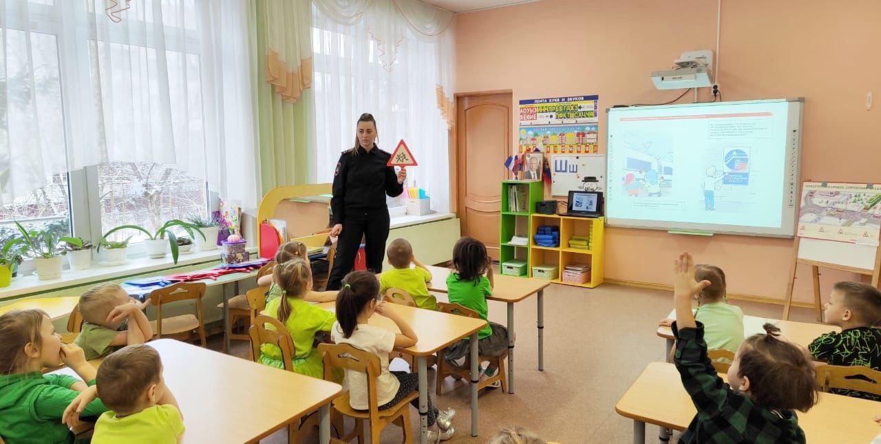 В детском саду №6 (дошкольное отделение СОШ № 1 им. героя Советского Союза И.И. Иванова г.о. Фрязино) прошла важная встреча с сотрудниками Госавтоинспекции МУ МВД России "Щелковское"!