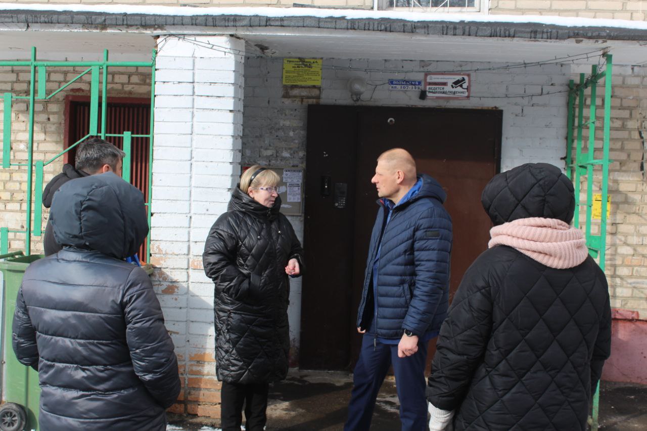 Заместитель главы городского округа Фрязино Антон Тропин совместно с депутатом городского Совета Сергеем Заком и представителями управляющей компании провел еженедельный обход закрепленной территории.