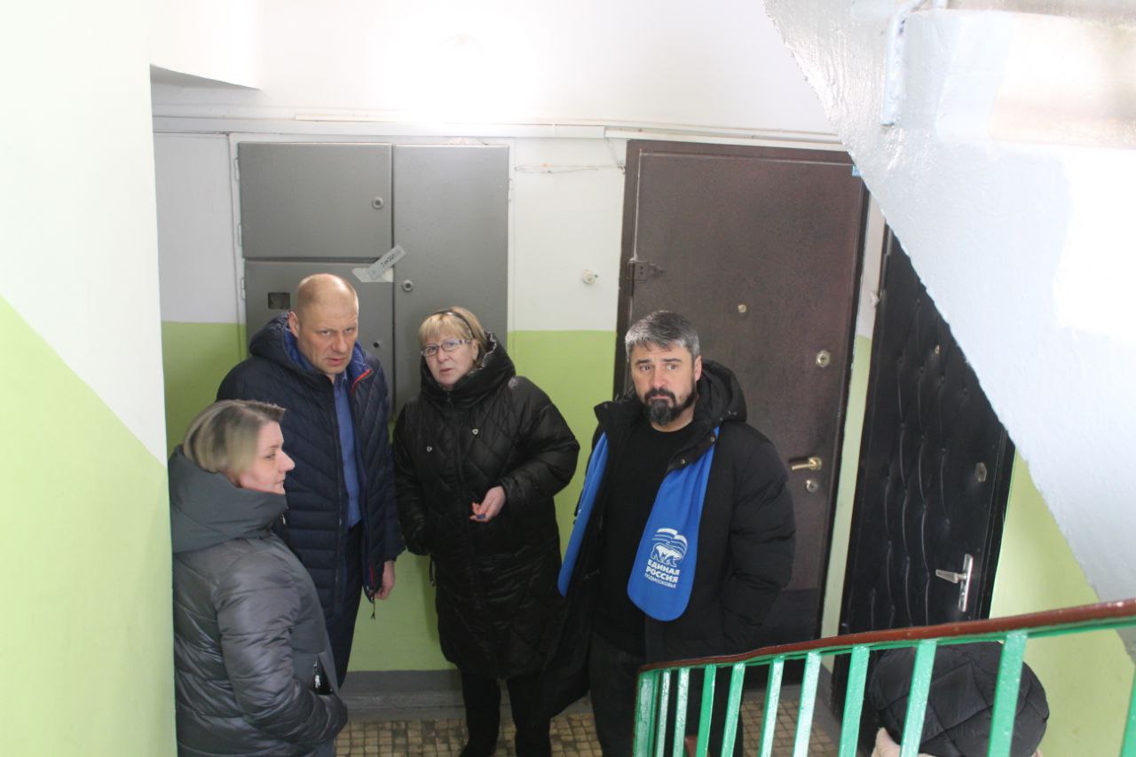 Заместитель главы городского округа Фрязино Антон Тропин совместно с депутатом городского Совета Сергеем Заком и представителями управляющей компании провел еженедельный обход закрепленной территории.