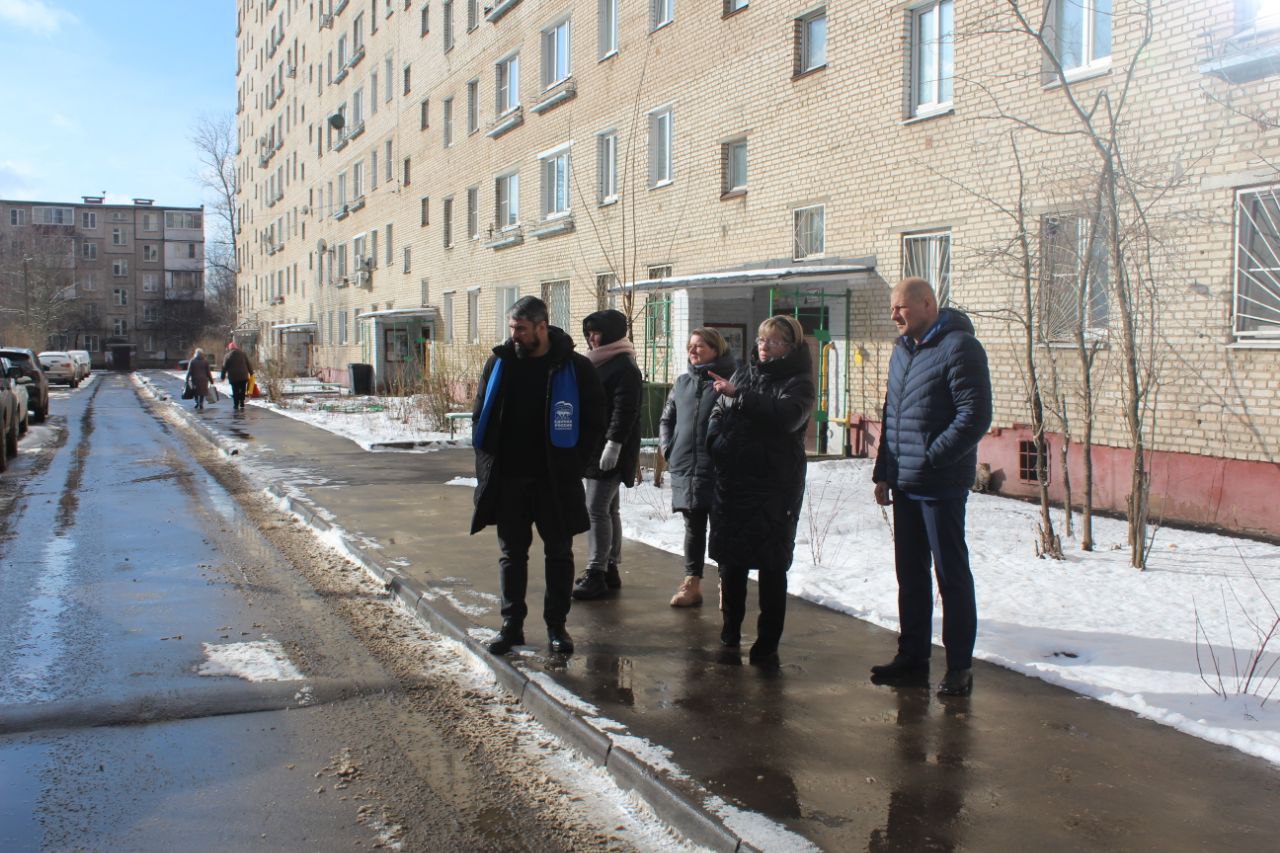 Заместитель главы городского округа Фрязино Антон Тропин совместно с депутатом городского Совета Сергеем Заком и представителями управляющей компании провел еженедельный обход закрепленной территории.