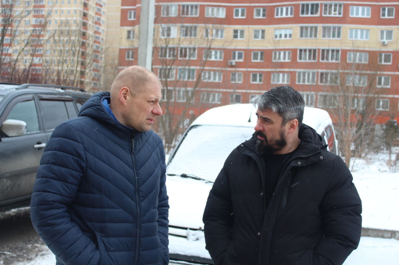 Заместитель главы городского округа Фрязино Антон Тропин совместно с депутатом городского Совета Сергеем Заком провел выездное совещание по адресу: улица Станционная, дом 7.