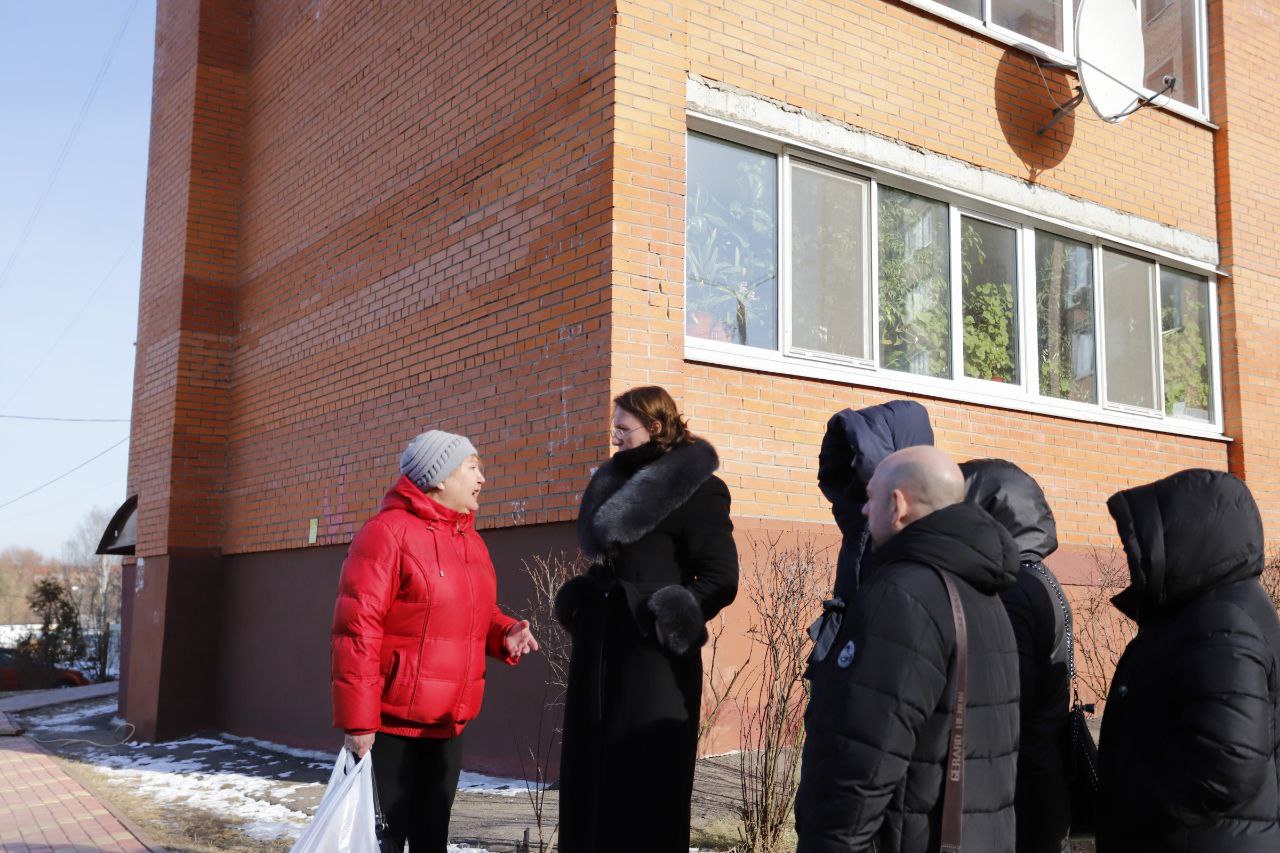 Заместитель главы городского округа Фрязино Юлия Шувалова провела повторную встречу с жителями дома 19 корпус 1 по Проспекту Мира. 