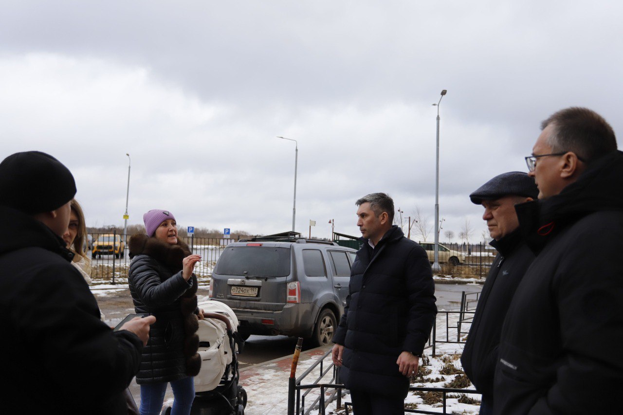 Первый заместитель главы городского округа Фрязино Нодар Бощеван провел встречу с жителями дома №3 по улице Барские пруды, чтобы обсудить проблему шума от стояка горячего водоснабжения.