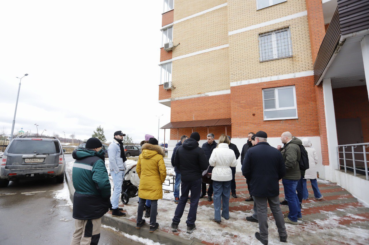Первый заместитель главы городского округа Фрязино Нодар Бощеван провел встречу с жителями дома №3 по улице Барские пруды, чтобы обсудить проблему шума от стояка горячего водоснабжения.
