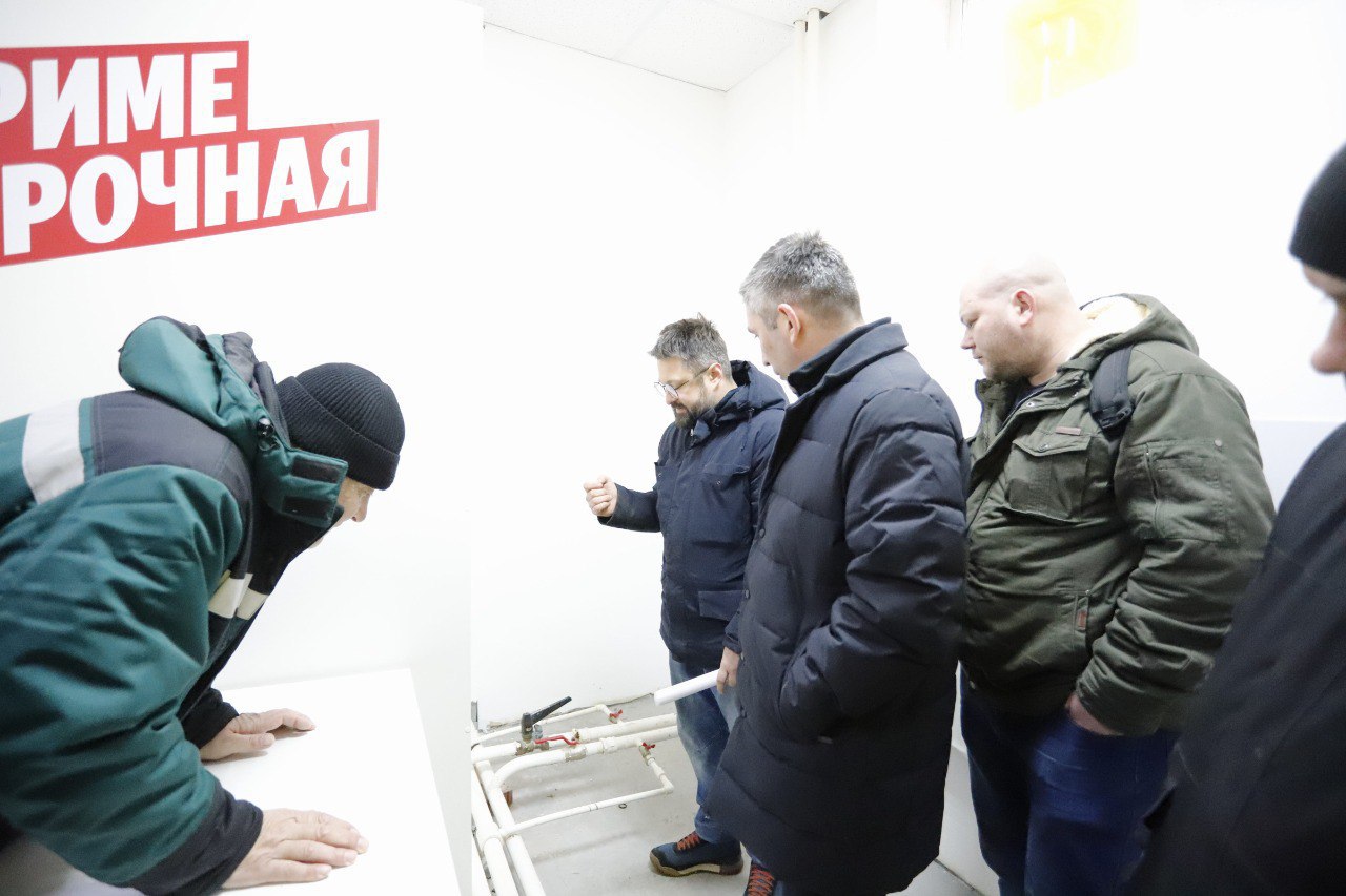 Первый заместитель главы городского округа Фрязино Нодар Бощеван провел встречу с жителями дома №3 по улице Барские пруды, чтобы обсудить проблему шума от стояка горячего водоснабжения.