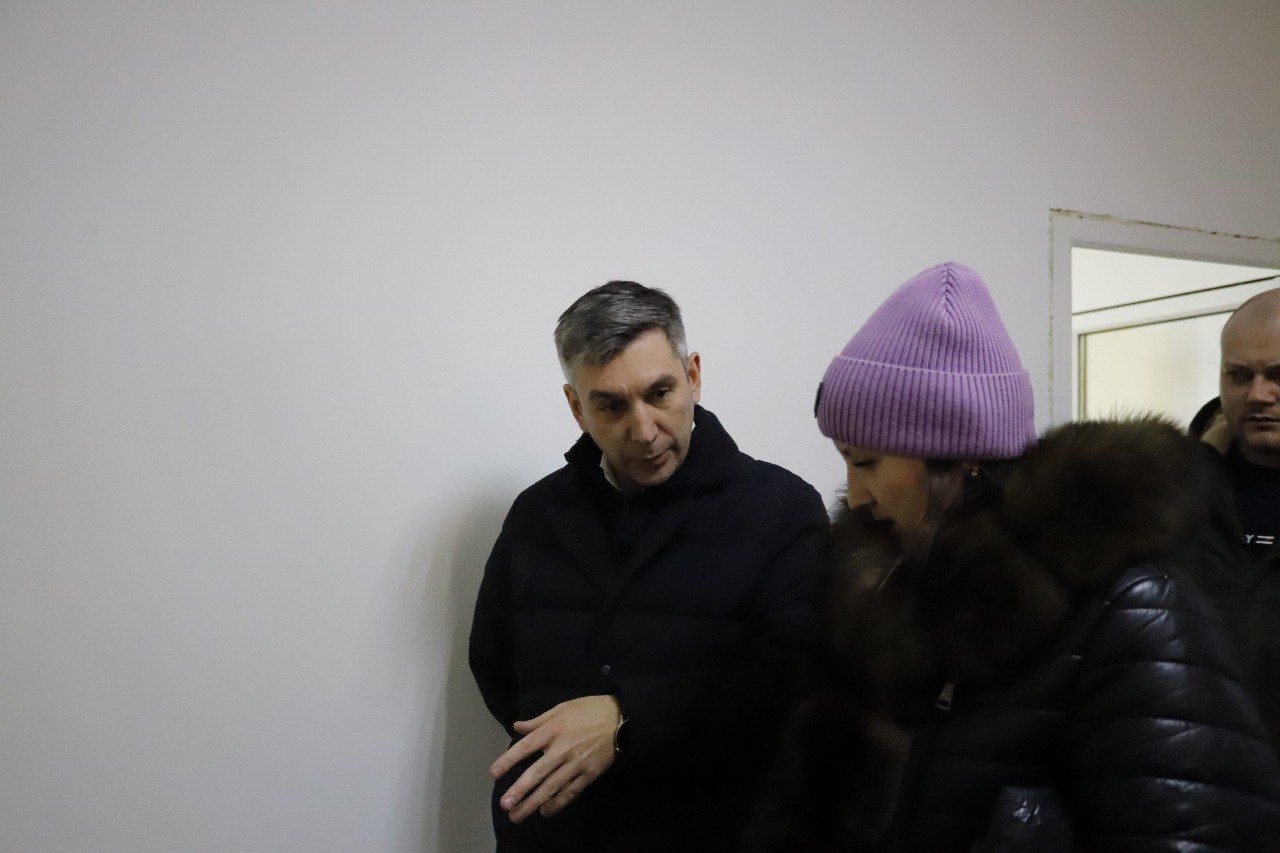 Первый заместитель главы городского округа Фрязино Нодар Бощеван провел встречу с жителями дома №3 по улице Барские пруды, чтобы обсудить проблему шума от стояка горячего водоснабжения.