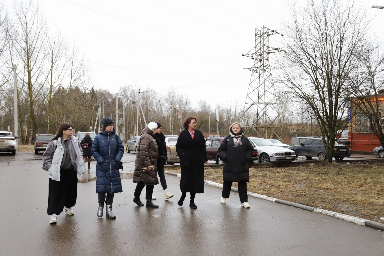 Заместитель главы г.о. Фрязино Юлия Шувалова в рамках обхода территории провела встречу с жителями дома №4 по Окружному проезду. Темой обсуждения стали жалобы на встроенный магазин, расположенный в доме.