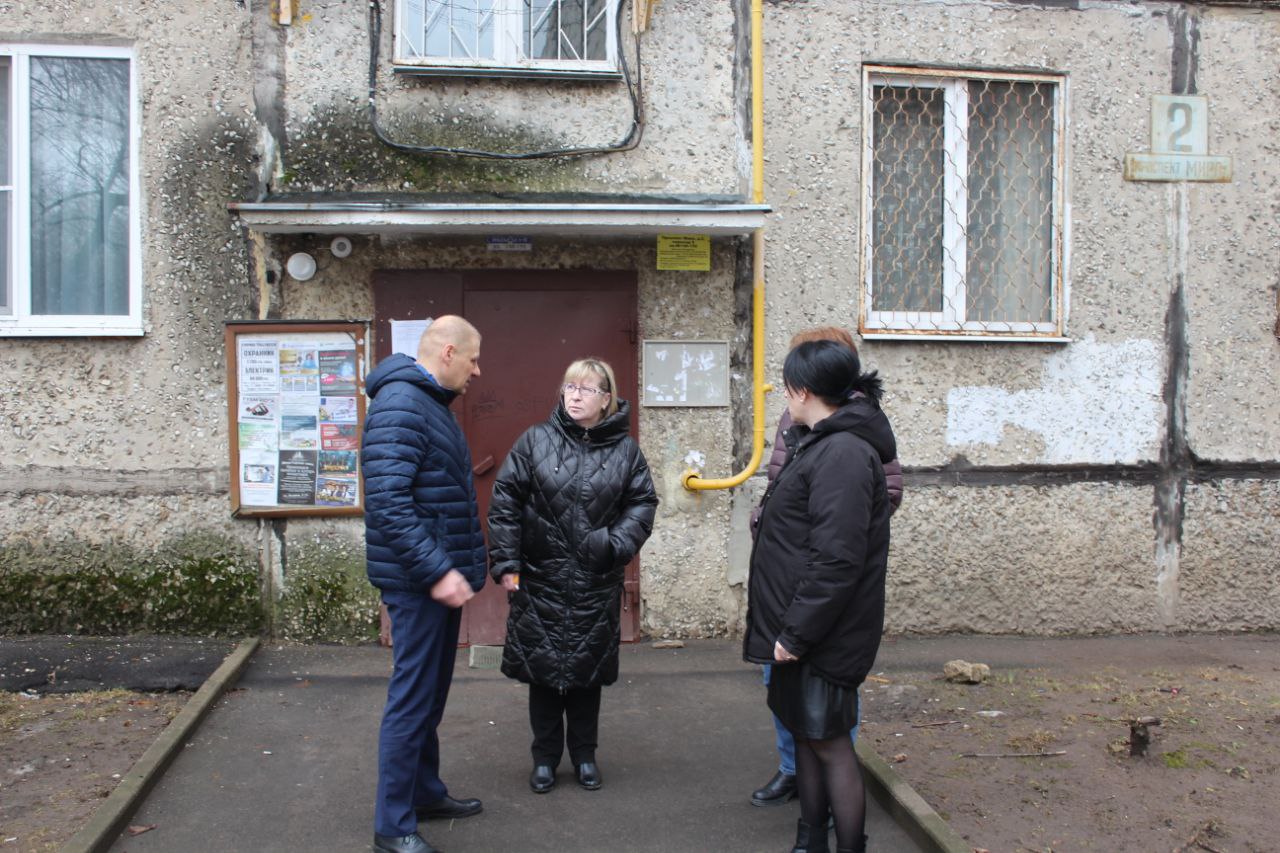 Заместитель главы городского округа Фрязино Антон Тропин провел встречу с жителями Проспекта Мира, чтобы обсудить вопросы благоустройства и жилищно-коммунального хозяйства.