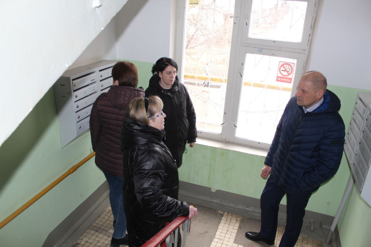 Заместитель главы городского округа Фрязино Антон Тропин провел встречу с жителями Проспекта Мира, чтобы обсудить вопросы благоустройства и жилищно-коммунального хозяйства.