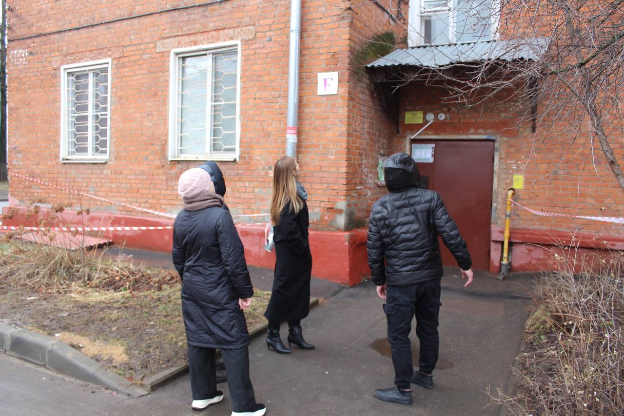 Заместитель главы городского округа Фрязино Наталия Князева провела встречу с жителями улицы Комсомольская, чтобы обсудить ход капитального ремонта кровли.