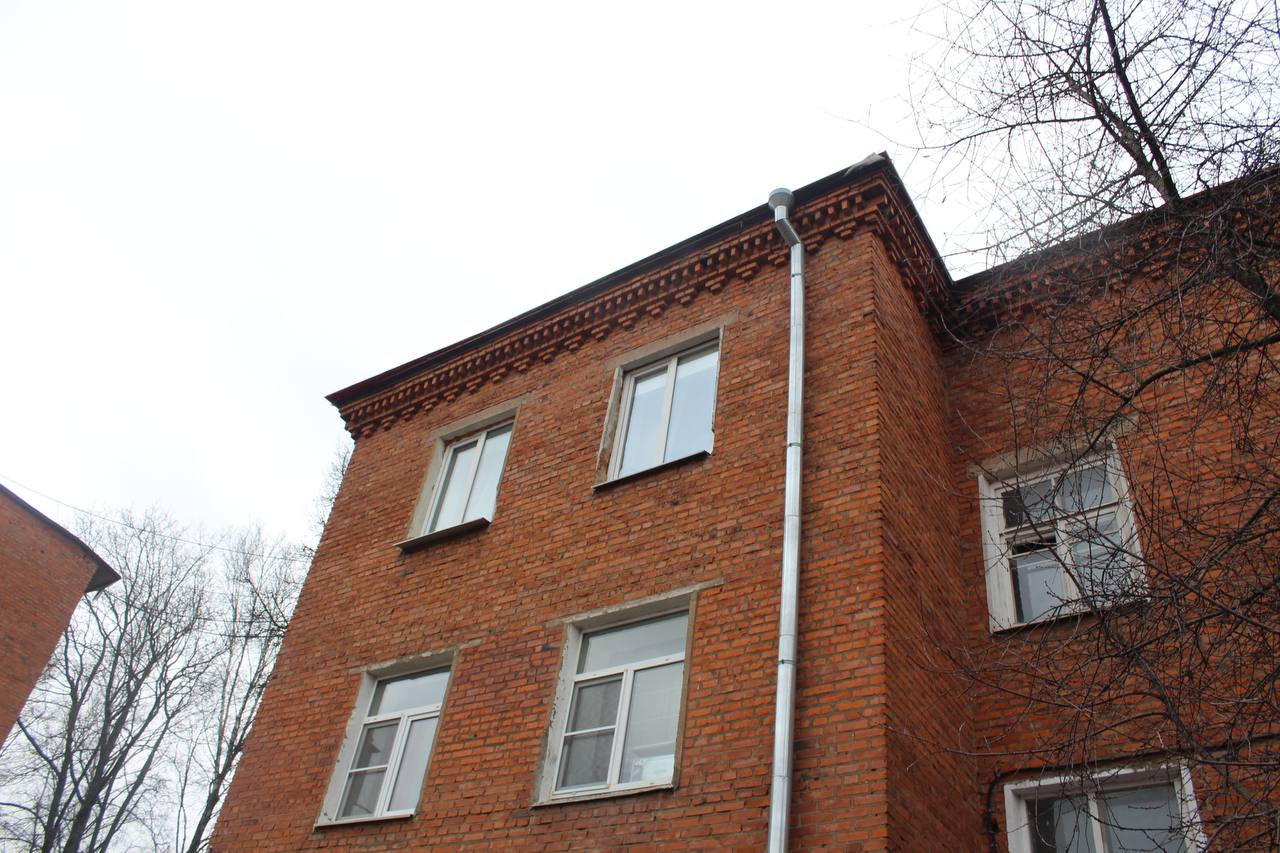 Заместитель главы городского округа Фрязино Наталия Князева провела встречу с жителями улицы Комсомольская, чтобы обсудить ход капитального ремонта кровли.