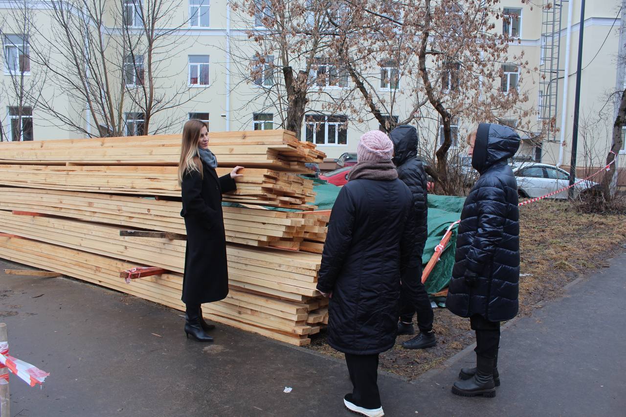 Заместитель главы городского округа Фрязино Наталия Князева провела встречу с жителями улицы Комсомольская, чтобы обсудить ход капитального ремонта кровли.