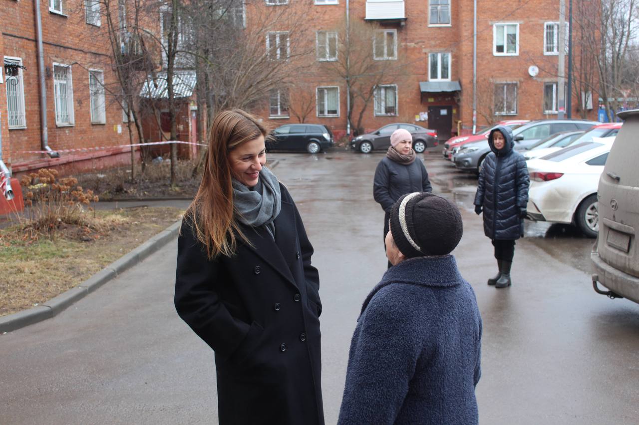 Заместитель главы городского округа Фрязино Наталия Князева провела встречу с жителями улицы Комсомольская, чтобы обсудить ход капитального ремонта кровли.