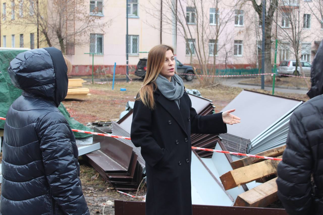 Заместитель главы городского округа Фрязино Наталия Князева провела встречу с жителями улицы Комсомольская, чтобы обсудить ход капитального ремонта кровли.