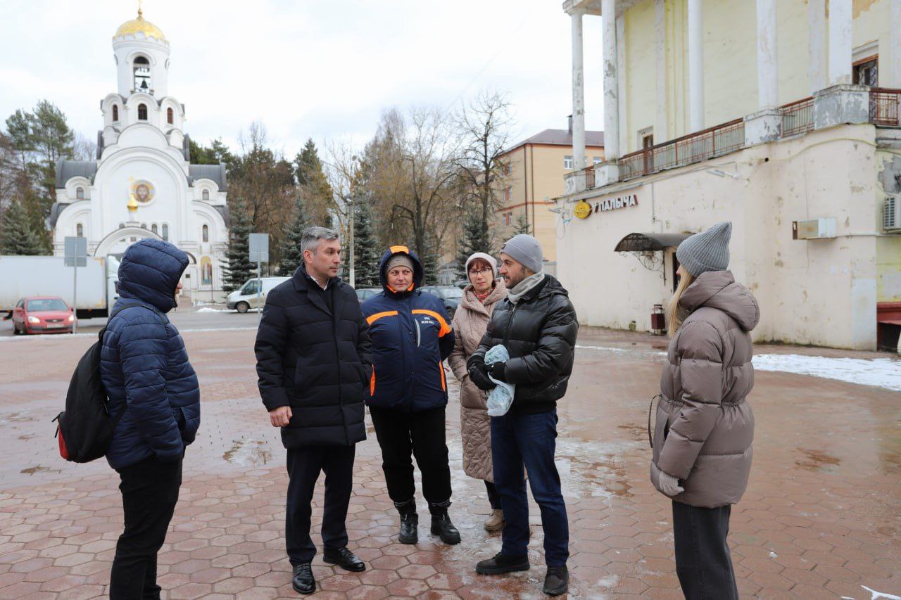 Первый заместитель главы городского округа Фрязино Нодар Бощеван проверил состояние общественных пространств и обсудил подготовку к празднованию Дня Победы.