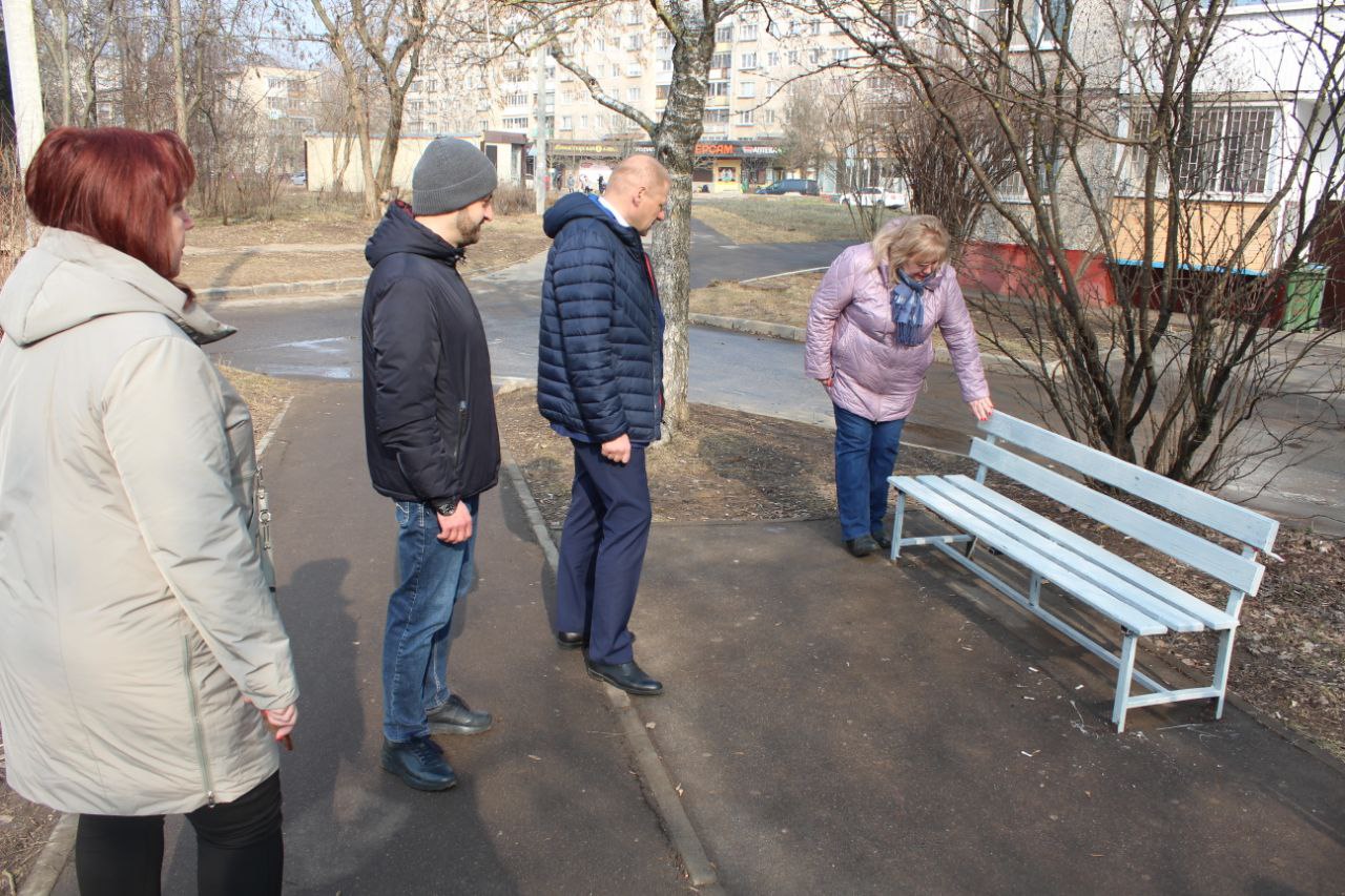 Заместитель главы городского округа Фрязино Антон Тропин провел встречу с жителями улицы Полевой, чтобы проконтролировать выполнение работ по благоустройству.