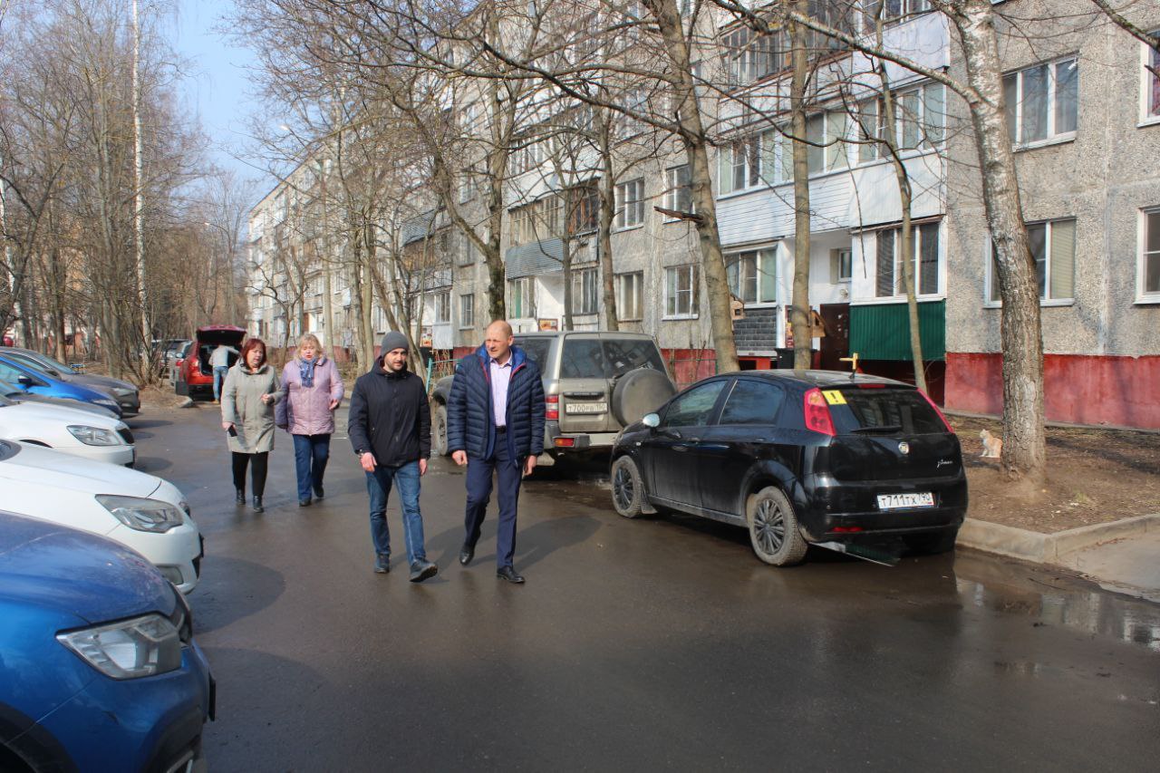 Заместитель главы городского округа Фрязино Антон Тропин провел встречу с жителями улицы Полевой, чтобы проконтролировать выполнение работ по благоустройству.
