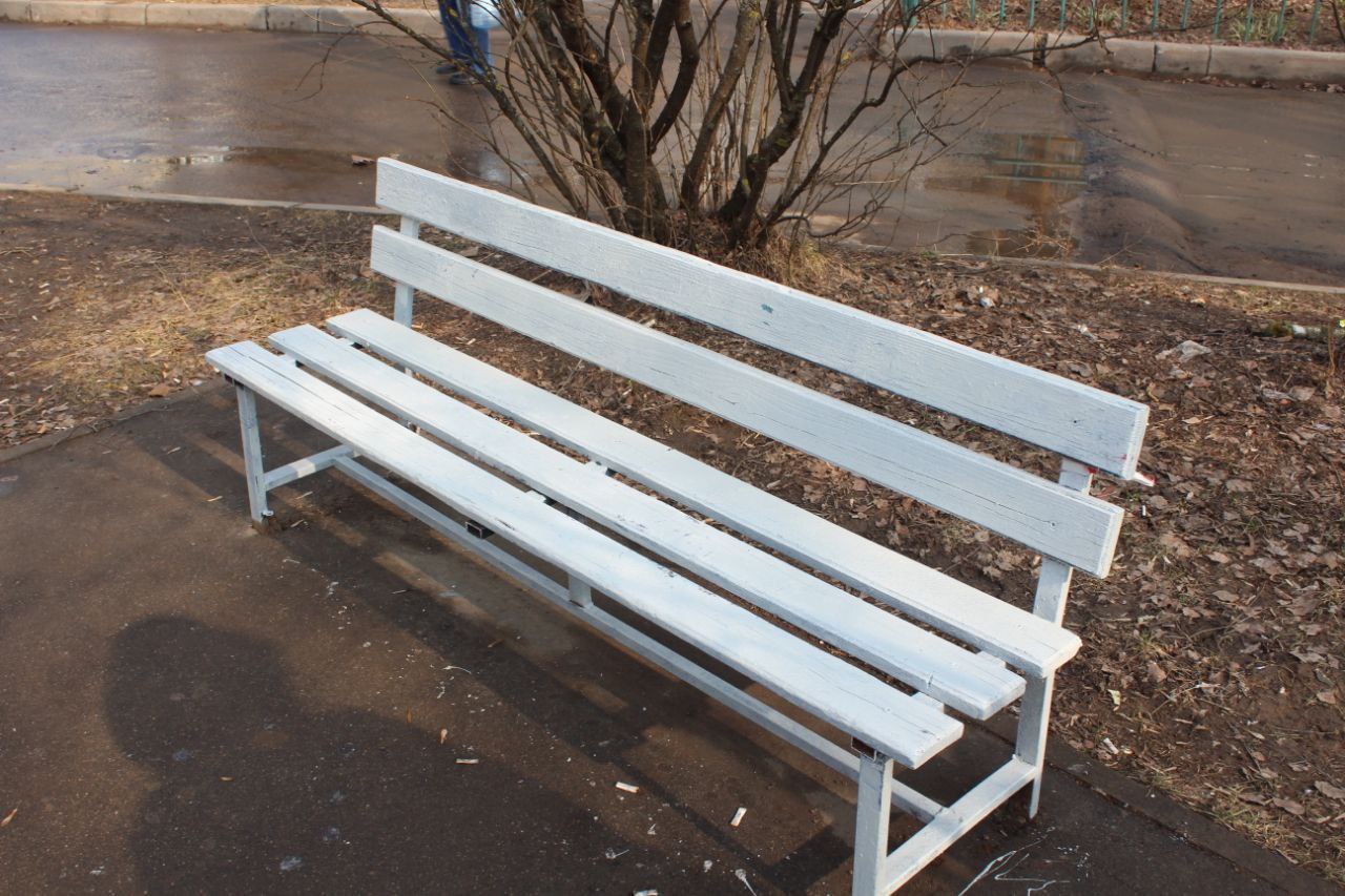 Заместитель главы городского округа Фрязино Антон Тропин провел встречу с жителями улицы Полевой, чтобы проконтролировать выполнение работ по благоустройству.