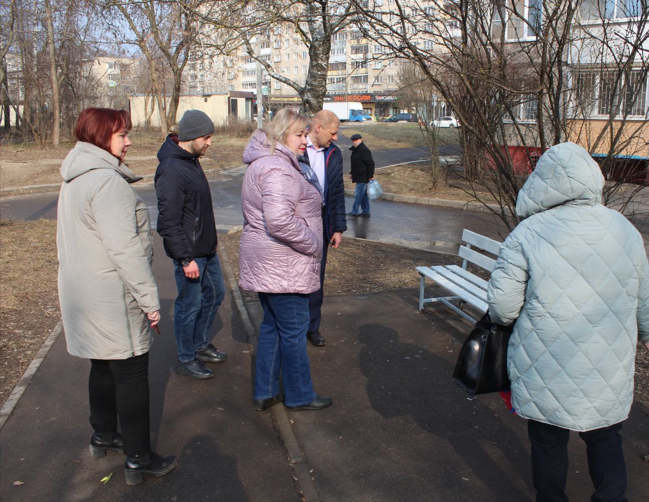 Заместитель главы городского округа Фрязино Антон Тропин провел встречу с жителями улицы Полевой, чтобы проконтролировать выполнение работ по благоустройству.